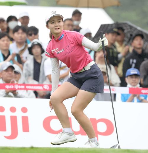 1番、ティーショットを放ち打球を見つめる川崎（撮影・黒川智章）