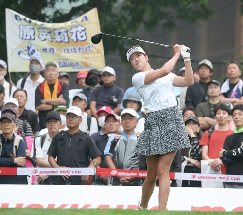 10番、ティーショットを放つ原（撮影・黒川智章）