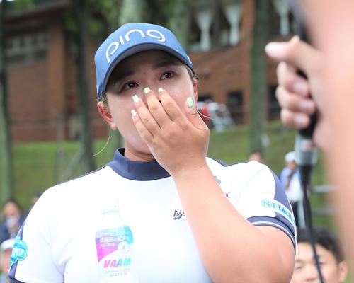 最終日　優勝インタビュー中に涙する鈴木（撮影・黒川智章）