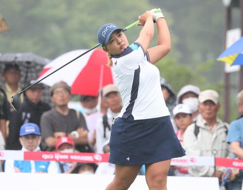 1番、ティーショットを放つ鈴木（撮影・黒川智章）