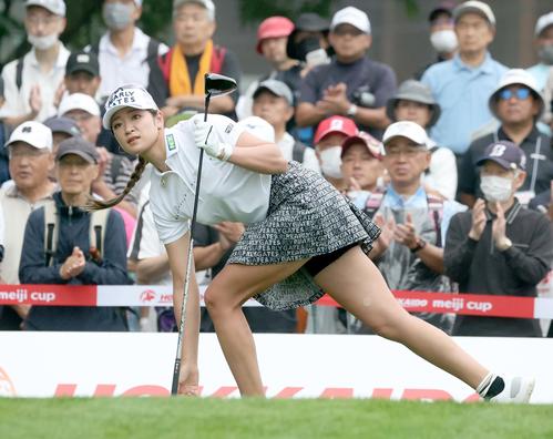 10番、ティーショットを放ち打球を見つめる原（撮影・黒川智章）