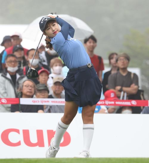 1番、ティーショットを放つリ・ハナ（撮影・黒川智章）