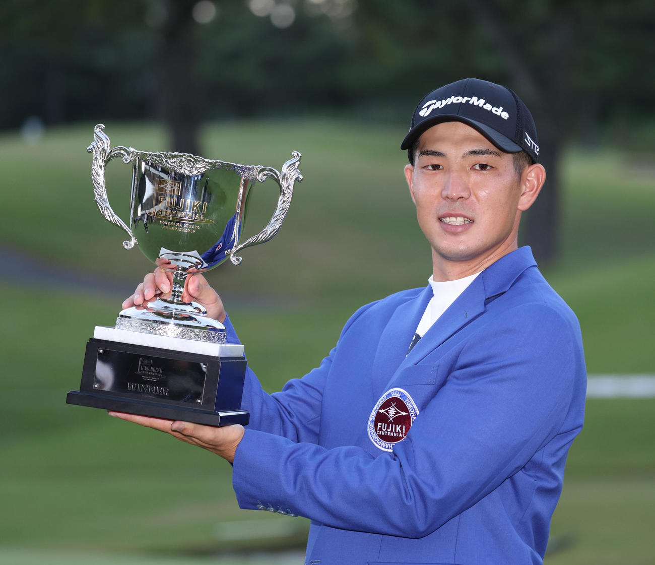 優勝カップを掲げる中島啓太（撮影・中島郁夫）