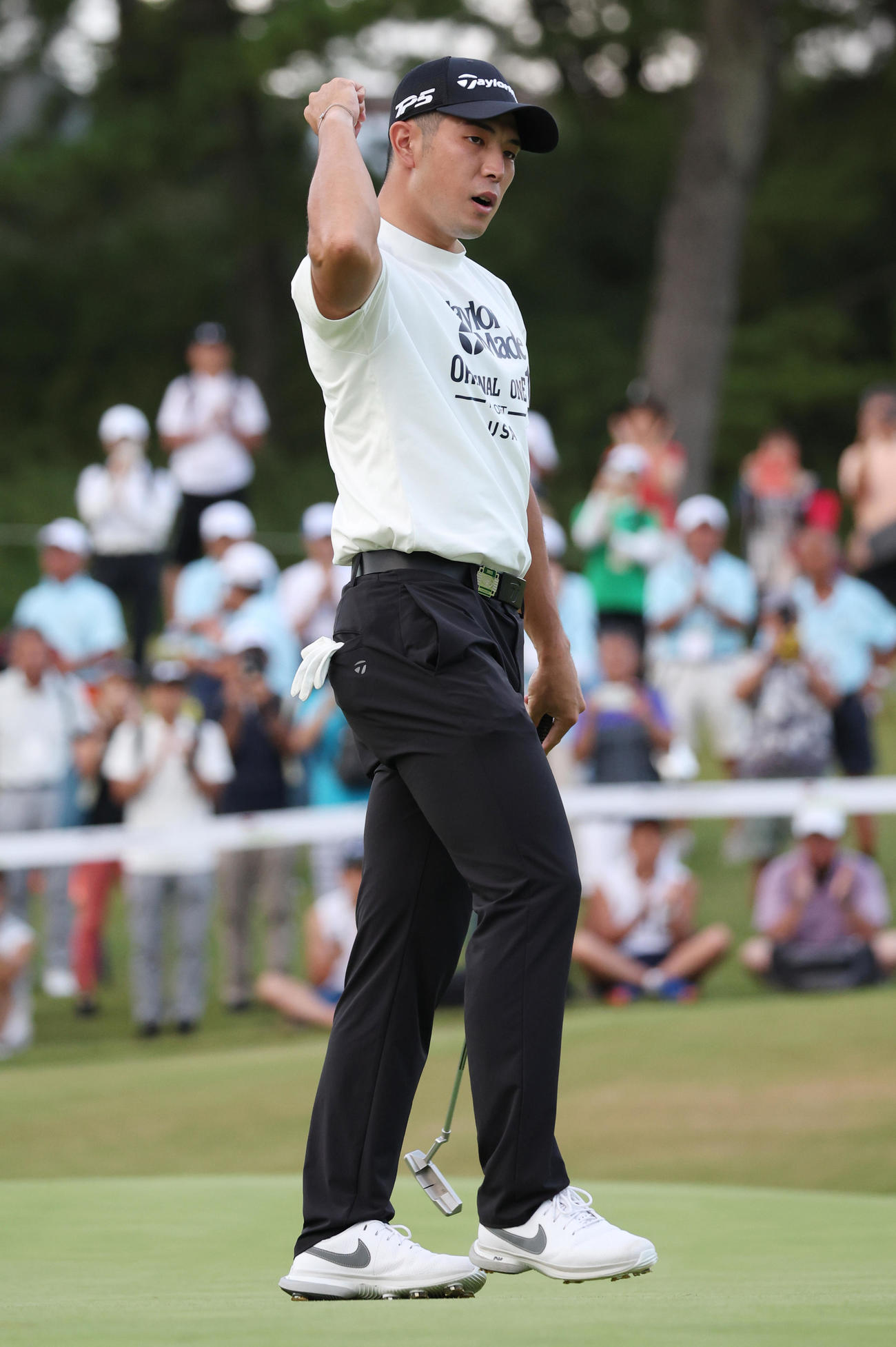 18番、ウイニングパットを決めガッツポーズする中島啓太（撮影・中島郁夫）