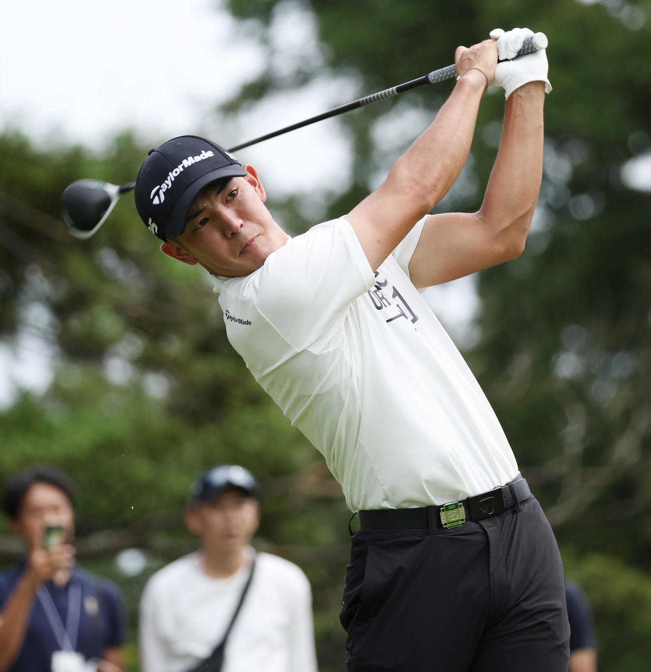 4番、ティーショットを放つ中島啓太（撮影・中島郁夫）