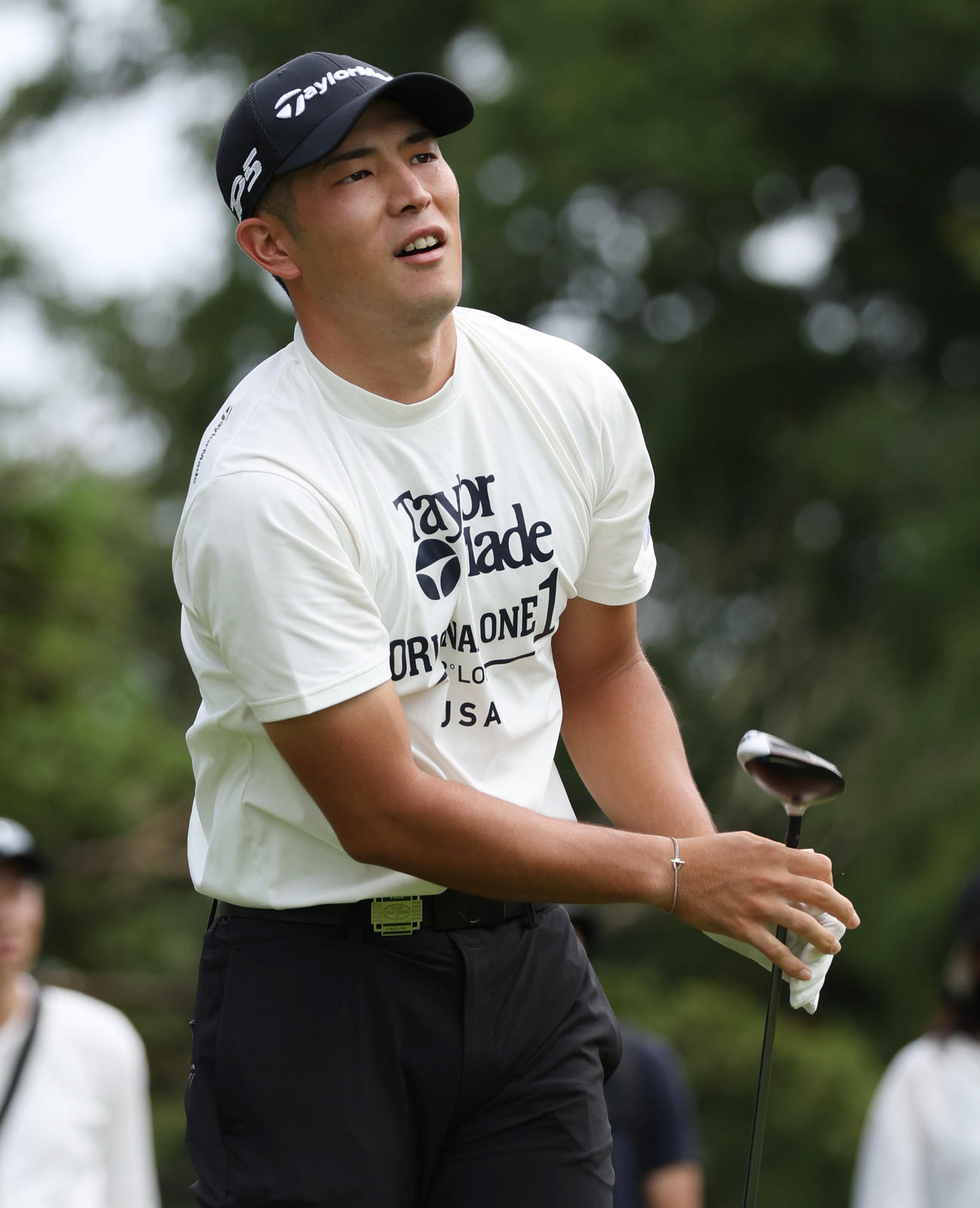 4番、打球を目で追う中島啓太（撮影・中島郁夫）