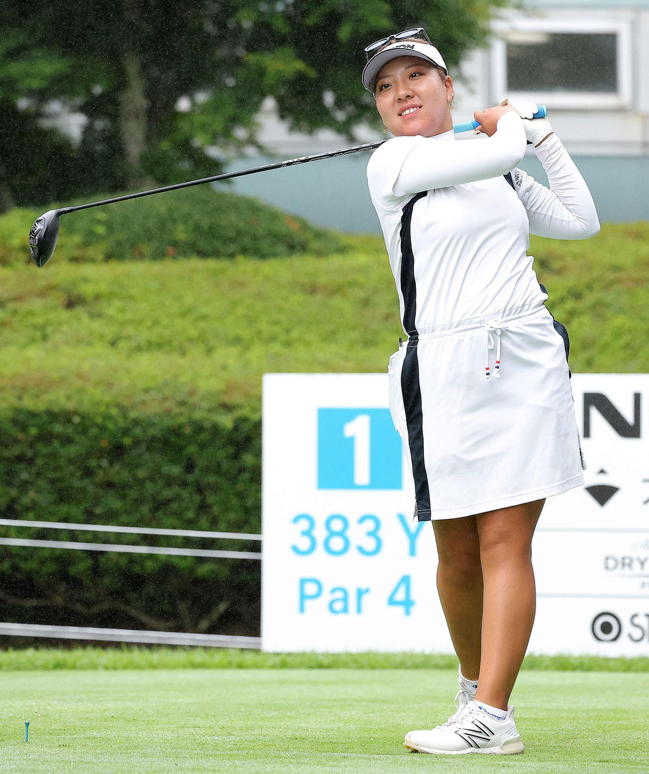 1番、ティーショットを放つ仁井（撮影・河田真司）