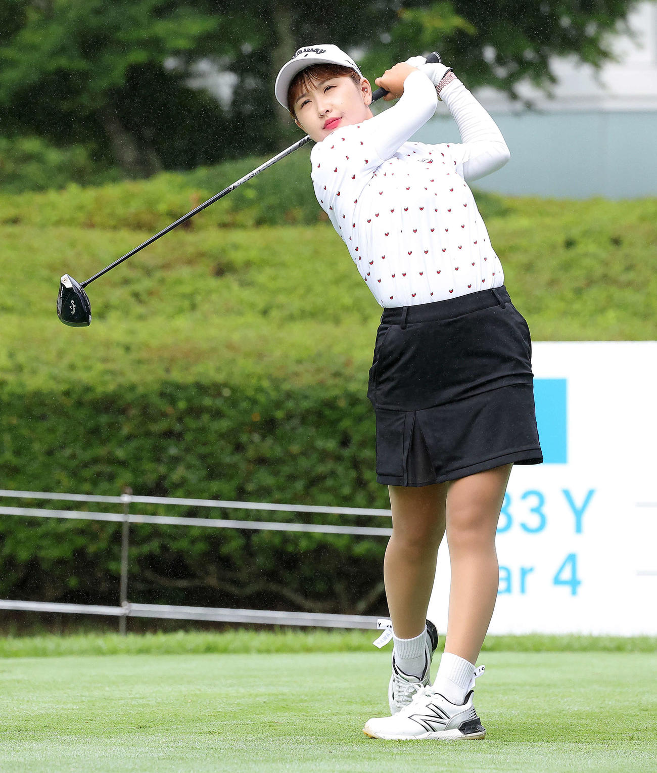 1番、ティーショットを放つリ・ハナ（撮影・河田真司）