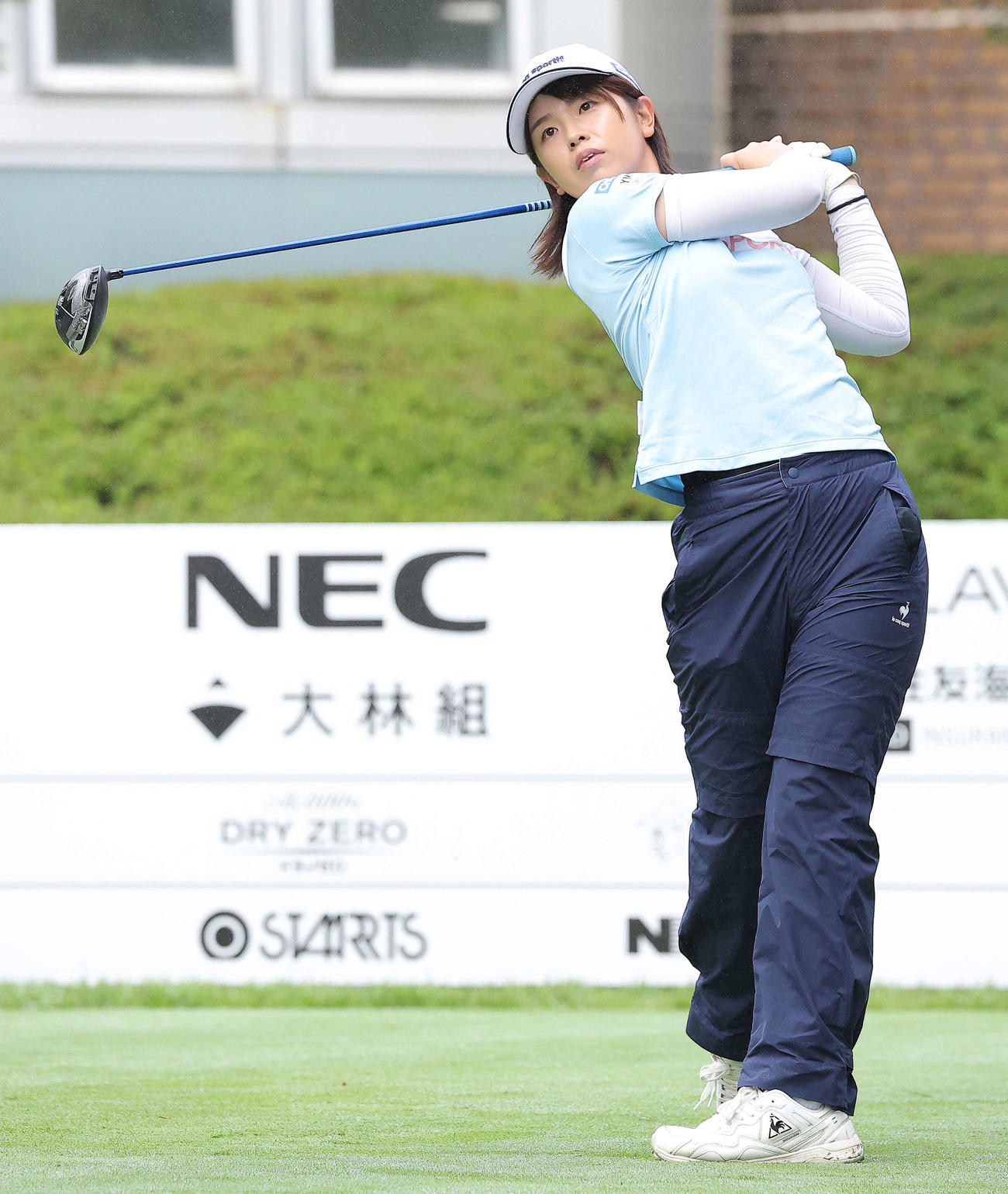 1番、ティーショットを放つ木下（撮影・河田真司）