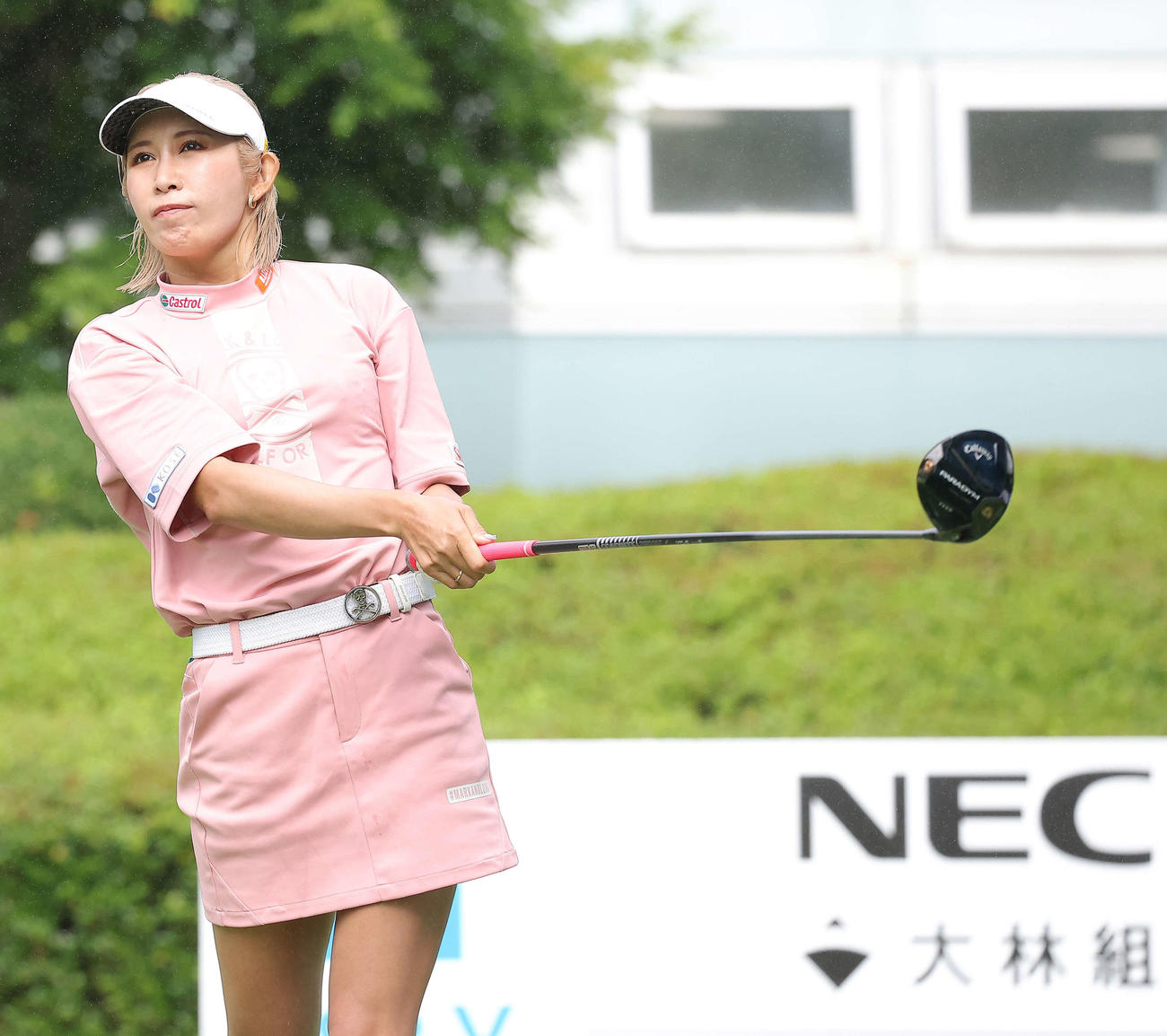 1番、ティーショットを放つ金田（撮影・河田真司）
