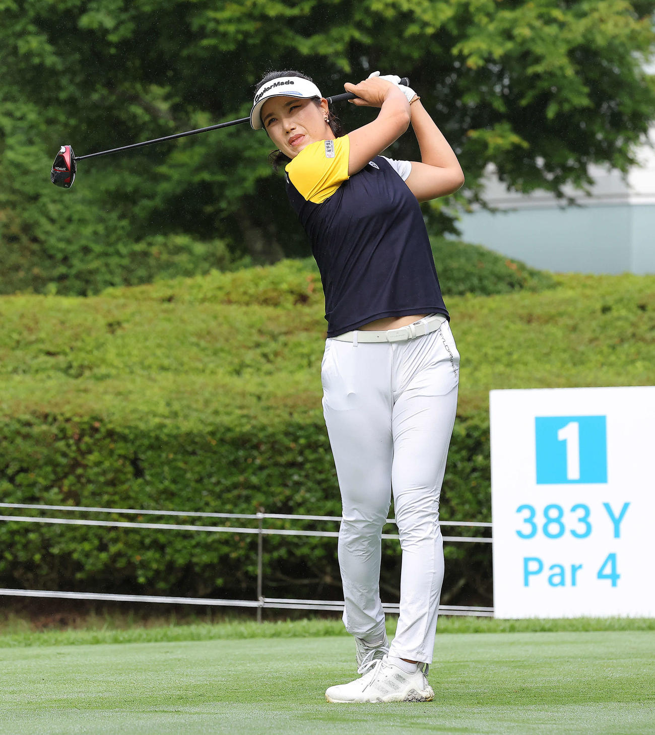 1番、ティーショットを放つ全美貞（撮影・河田真司）