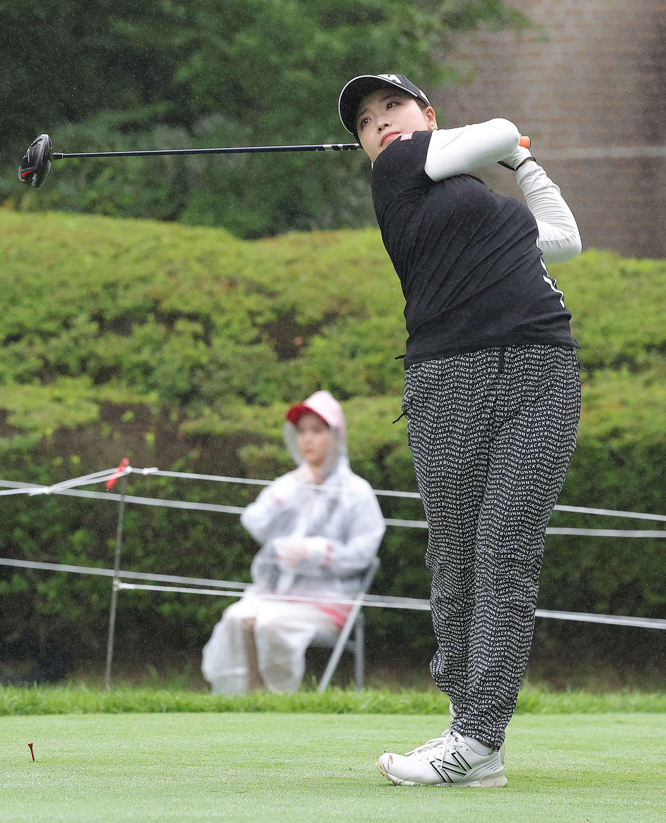 1番、ティーショットを放つ後藤（撮影・河田真司）