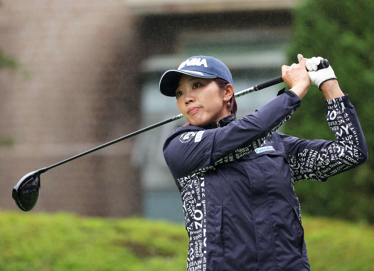 1番、ティーショットを放つ葭葉（撮影・河田真司）