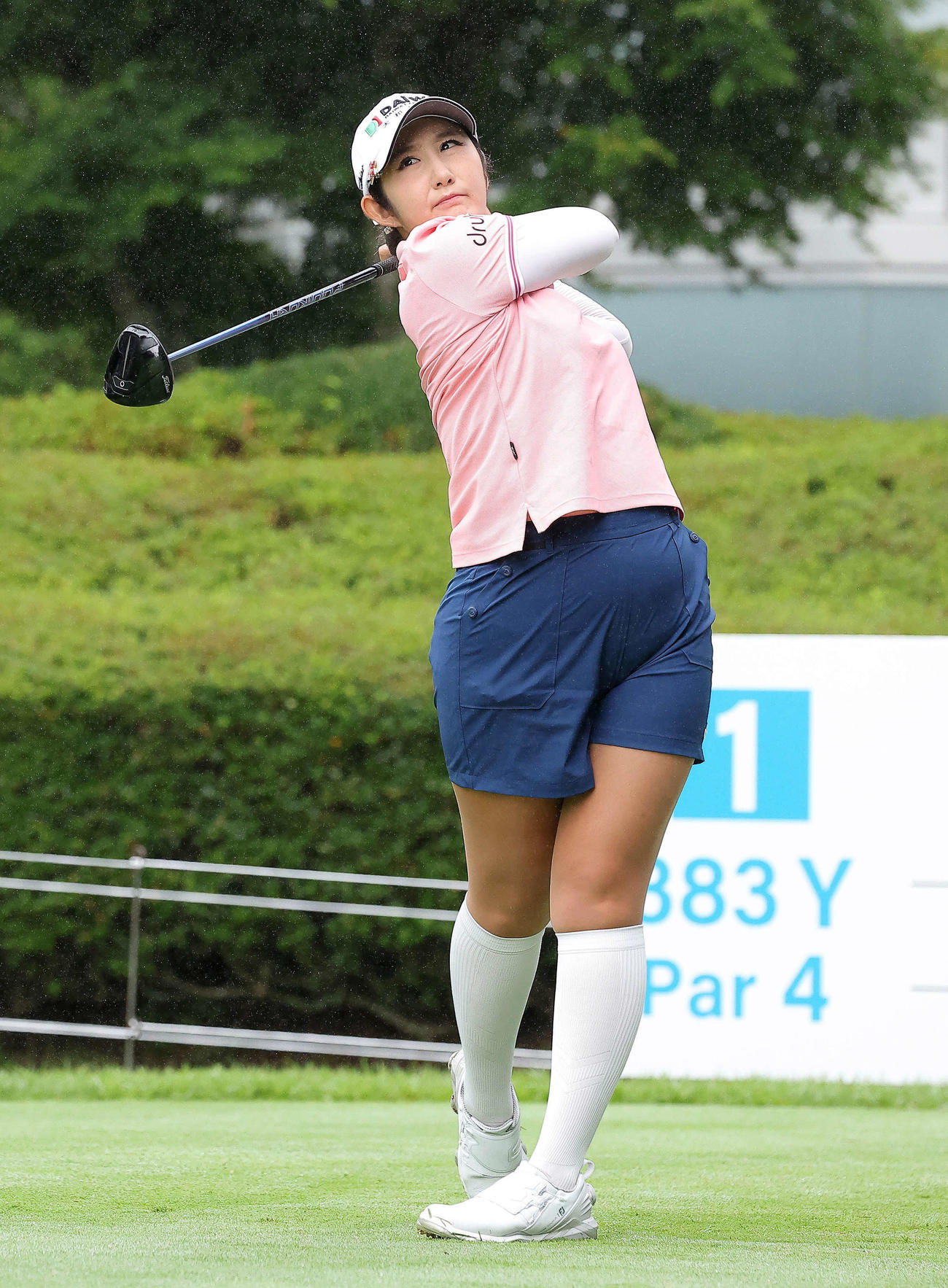 1番、ティーショットを放つペ・ソンウ（撮影・河田真司）