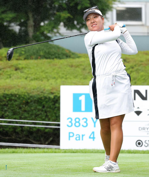 1番、ティーショットを放つ仁井（撮影・河田真司）