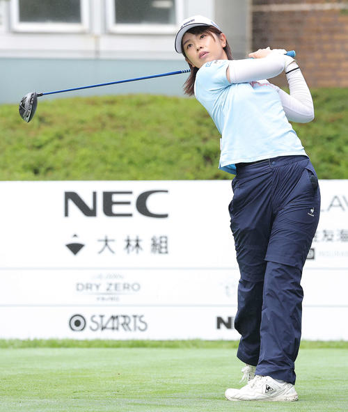 1番、ティーショットを放つ木下（撮影・河田真司）