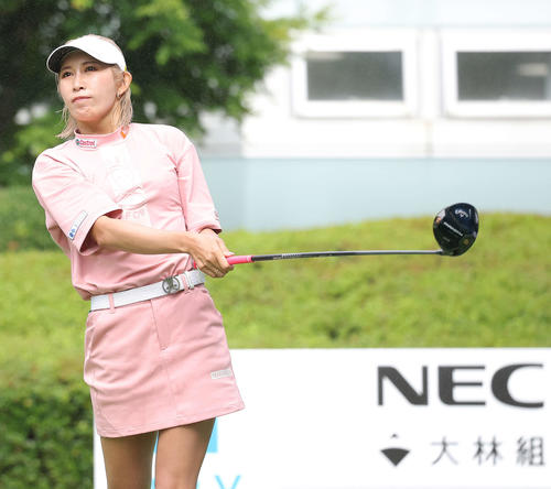 1番、ティーショットを放つ金田（撮影・河田真司）