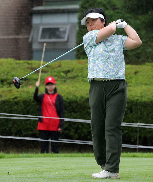 1番、ティーショットを放つ不動（撮影・河田真司）