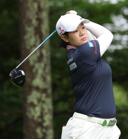 2番、ティーショットを放つ川岸（撮影・河田真司）