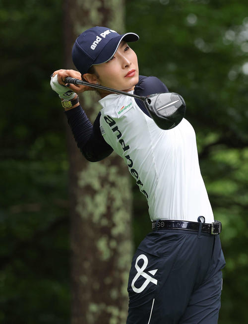 2番、ティーショットを放つ鶴岡（撮影・河田真司）