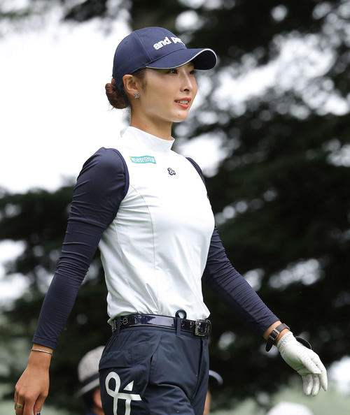 2番、笑顔で移動する鶴岡（撮影・河田真司）