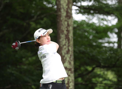 2番、ティーショットを放つ永井（撮影・河田真司）