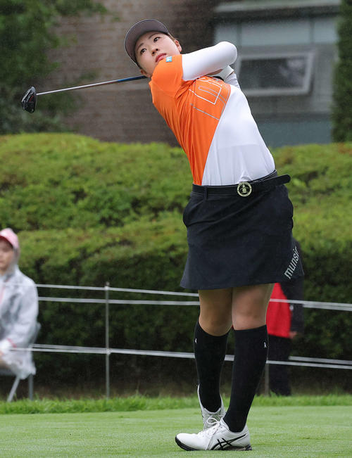 1番、ティーショットを放つ竹田（撮影・河田真司）