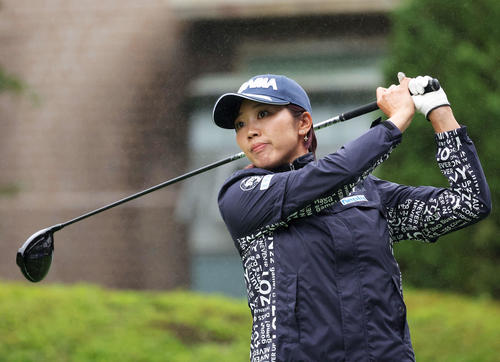 1番、ティーショットを放つ葭葉（撮影・河田真司）