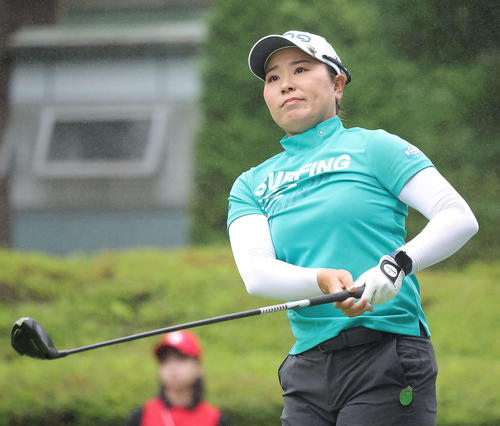 1番、ティーショットを放つ比嘉（撮影・河田真司）