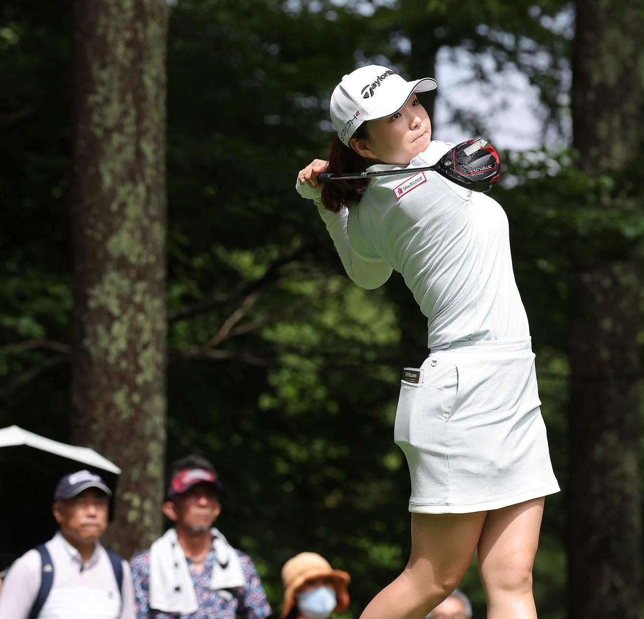 2番、ティーショットを放つ山内（撮影・河田真司）