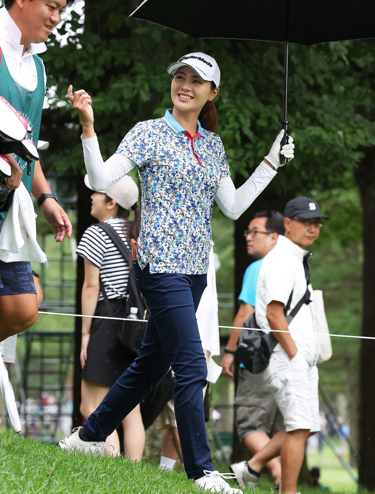 2番、笑顔で移動する新垣（撮影・河田真司）