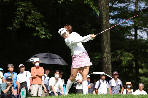 2番、ティーショットを放つ堀（撮影・河田真司）