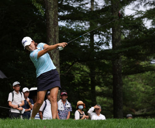 2番、ティーショットを放つ原江里菜（撮影・河田真司）