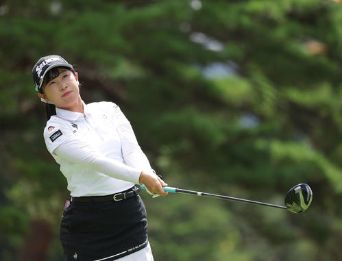 4番、ティーショットを放つ菅沼（撮影・河田真司）