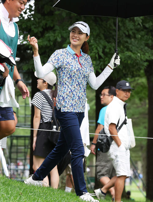 2番、笑顔で移動する新垣（撮影・河田真司）