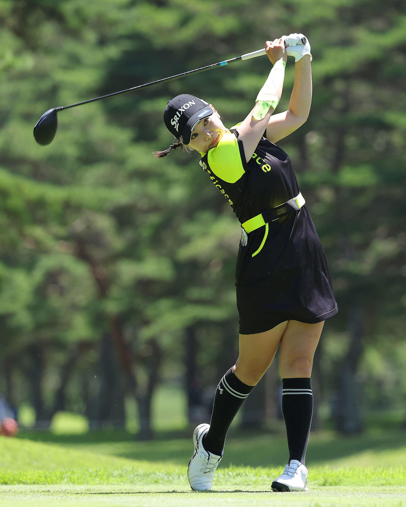 4番、ティーショットを放つ青山（撮影・河田真司）