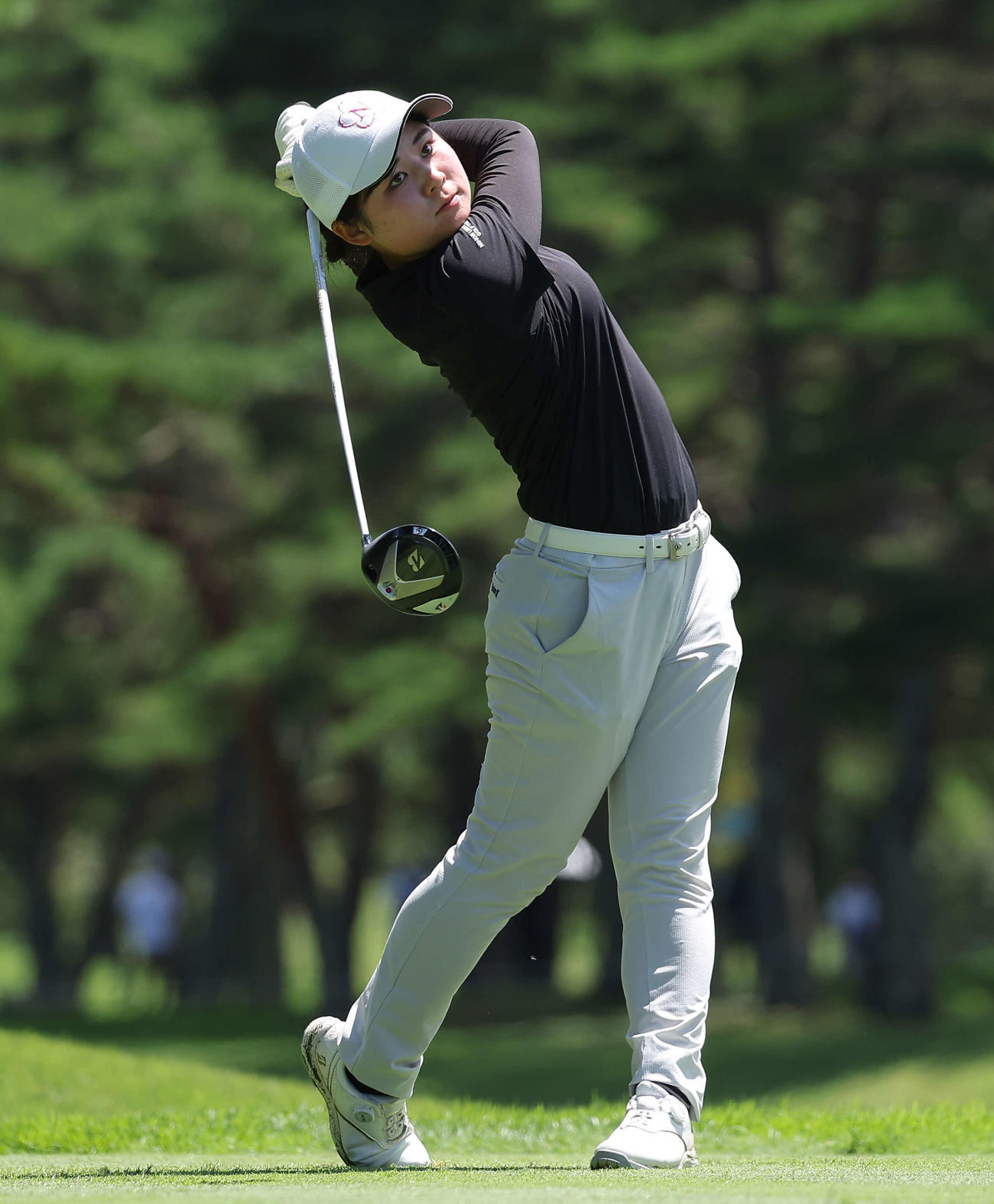 4番、ティーショットを放つ市村（撮影・河田真司）