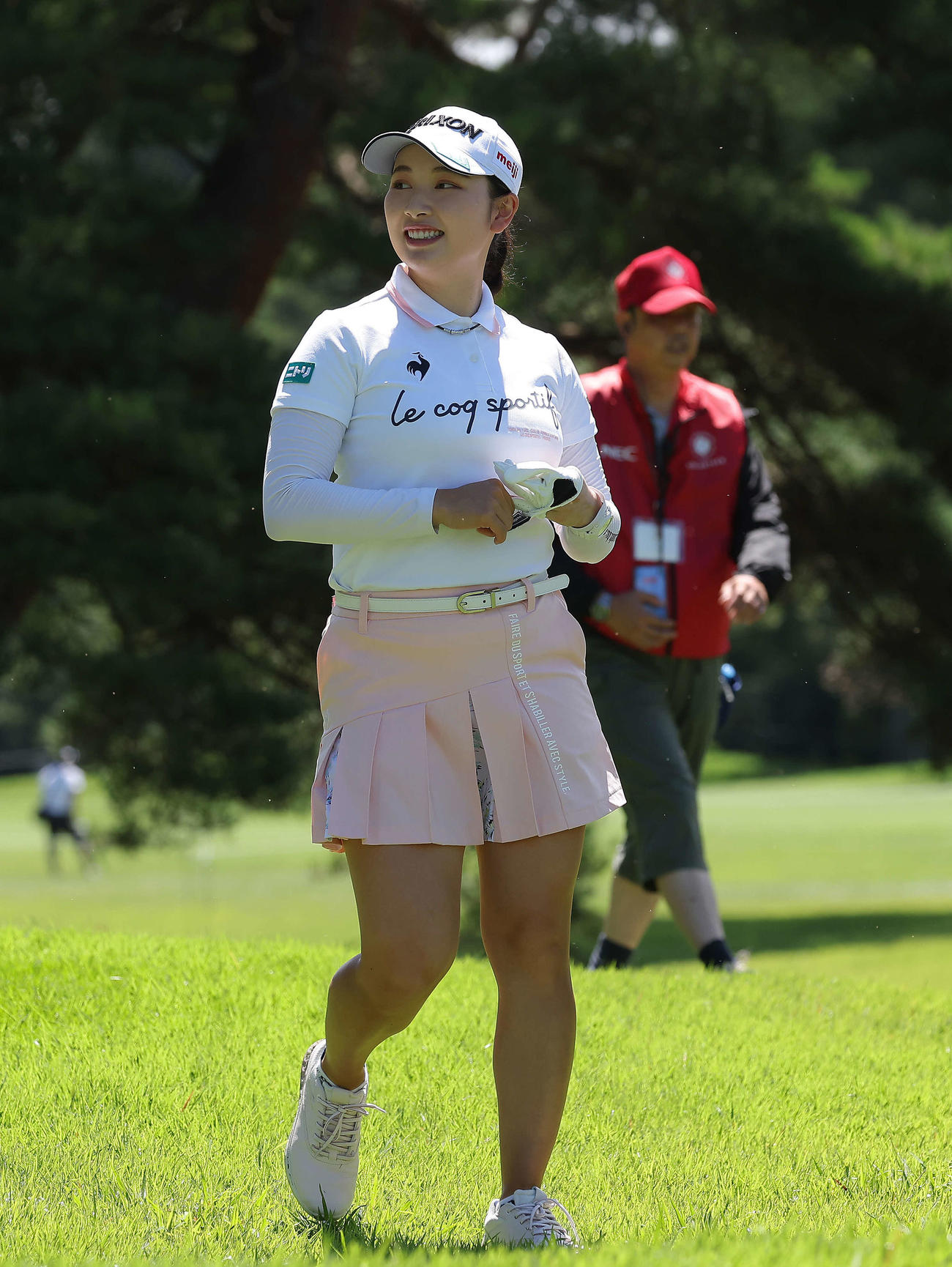 4番、笑顔で移動する小祝（撮影・河田真司）