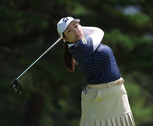 4番、ティーショットを放つ阿部（撮影・河田真司）