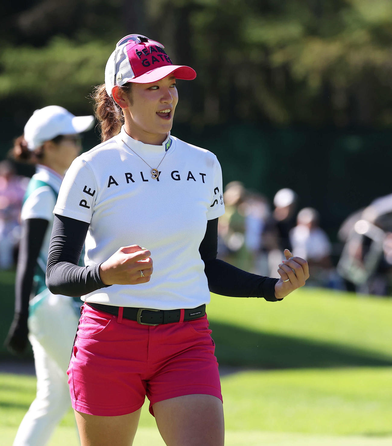 18番、イーグルを決め、ガッツポーズする原英莉花（撮影・河田真司）