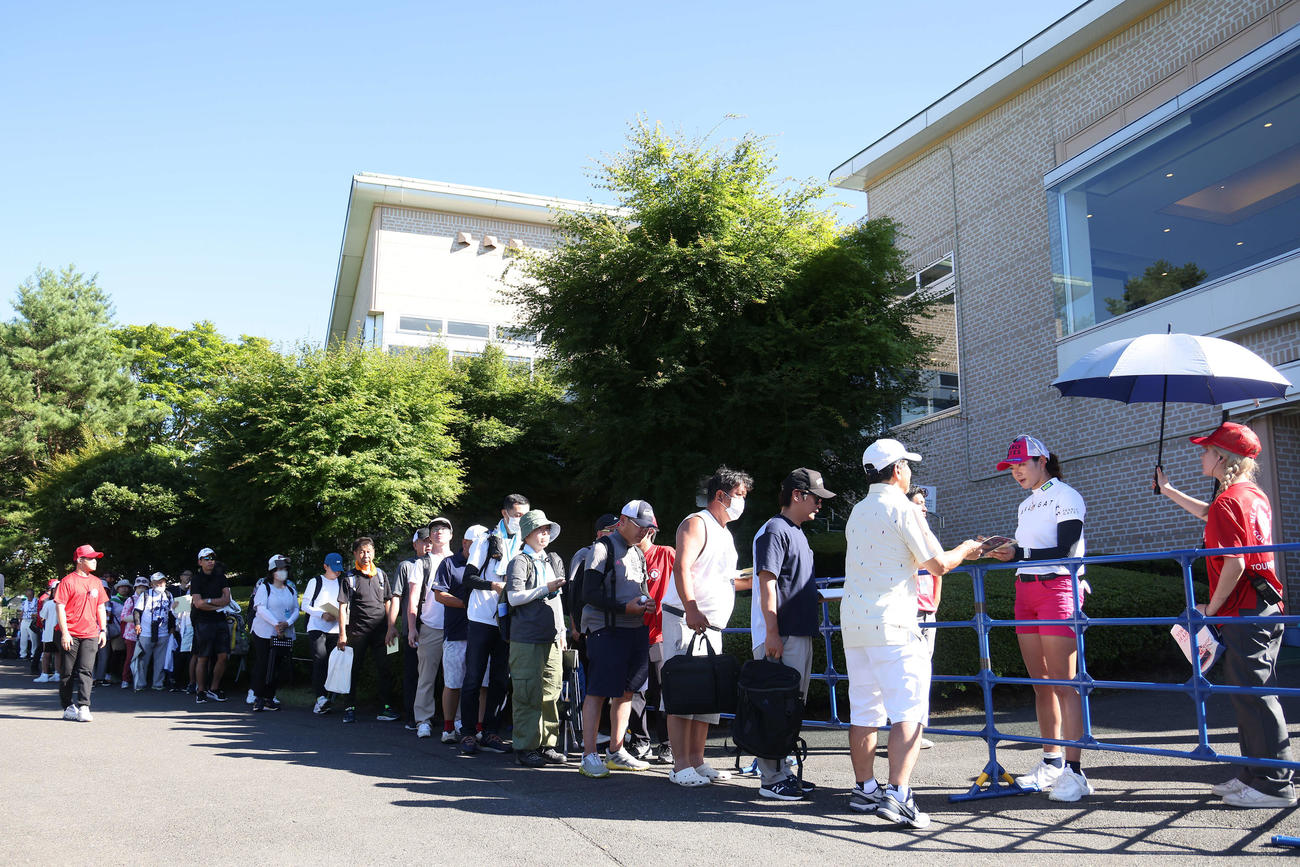ファンサービスに応じる原英莉花（右から2人目）（撮影・河田真司）