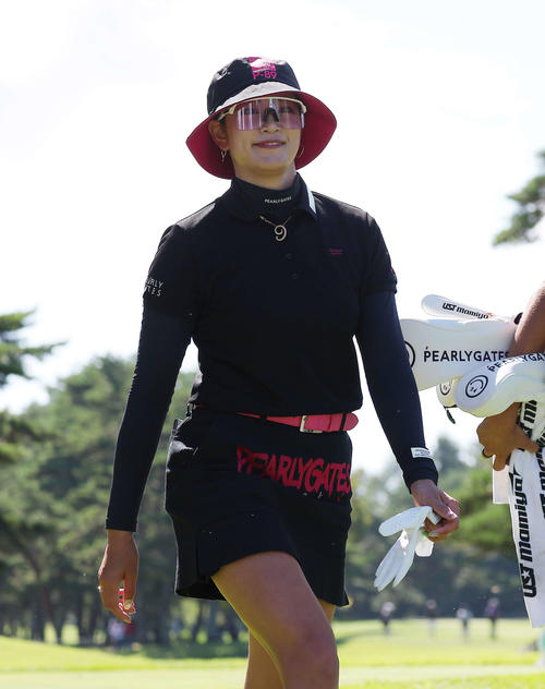 4番、笑顔で移動する原英莉花（撮影・河田真司）