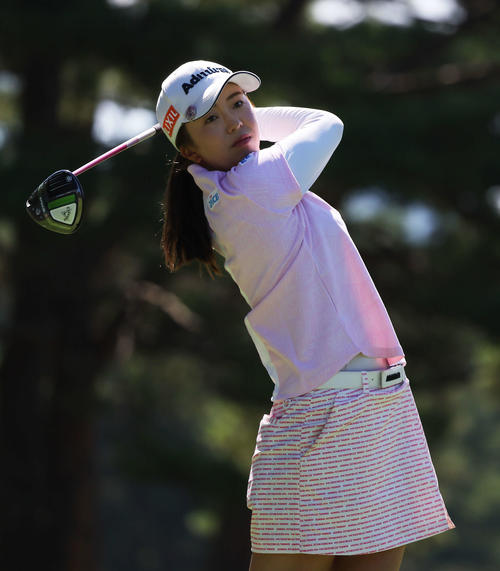 4番、ティーショットを放つ堀（撮影・河田真司）