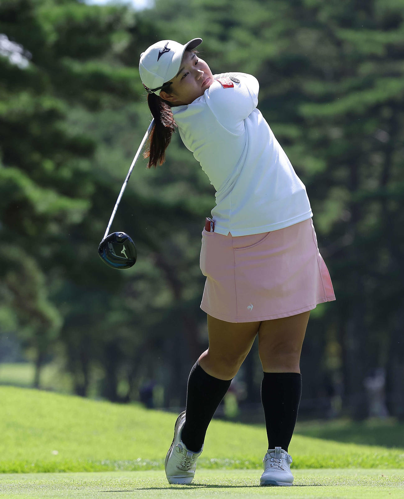 4番、ティーショットを放つ寺岡（撮影・河田真司）