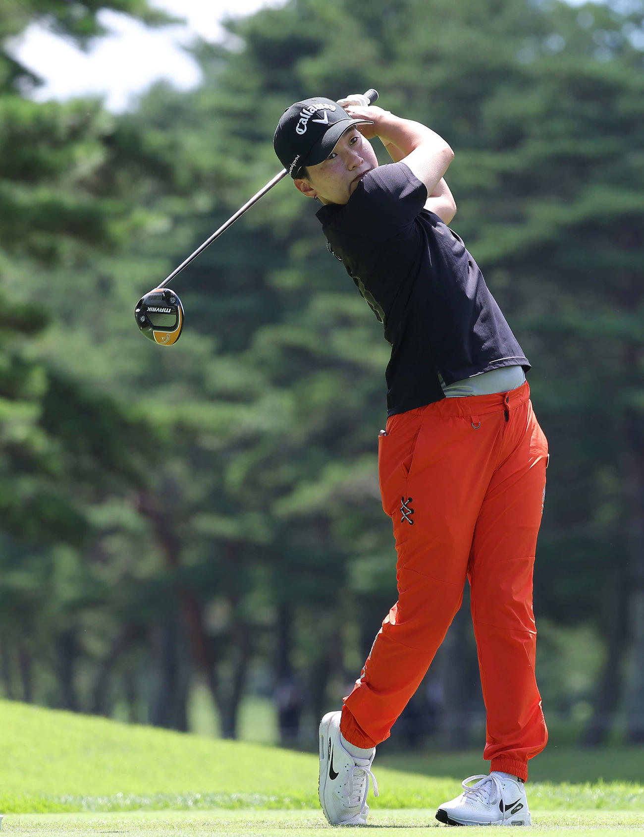 4番、ティーショットを放つ沖（撮影・河田真司）