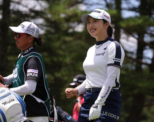 6番、笑顔で移動する小祝（撮影・河田真司）