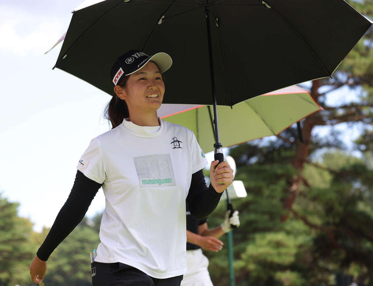4番、笑顔で移動する神谷（撮影・河田真司）