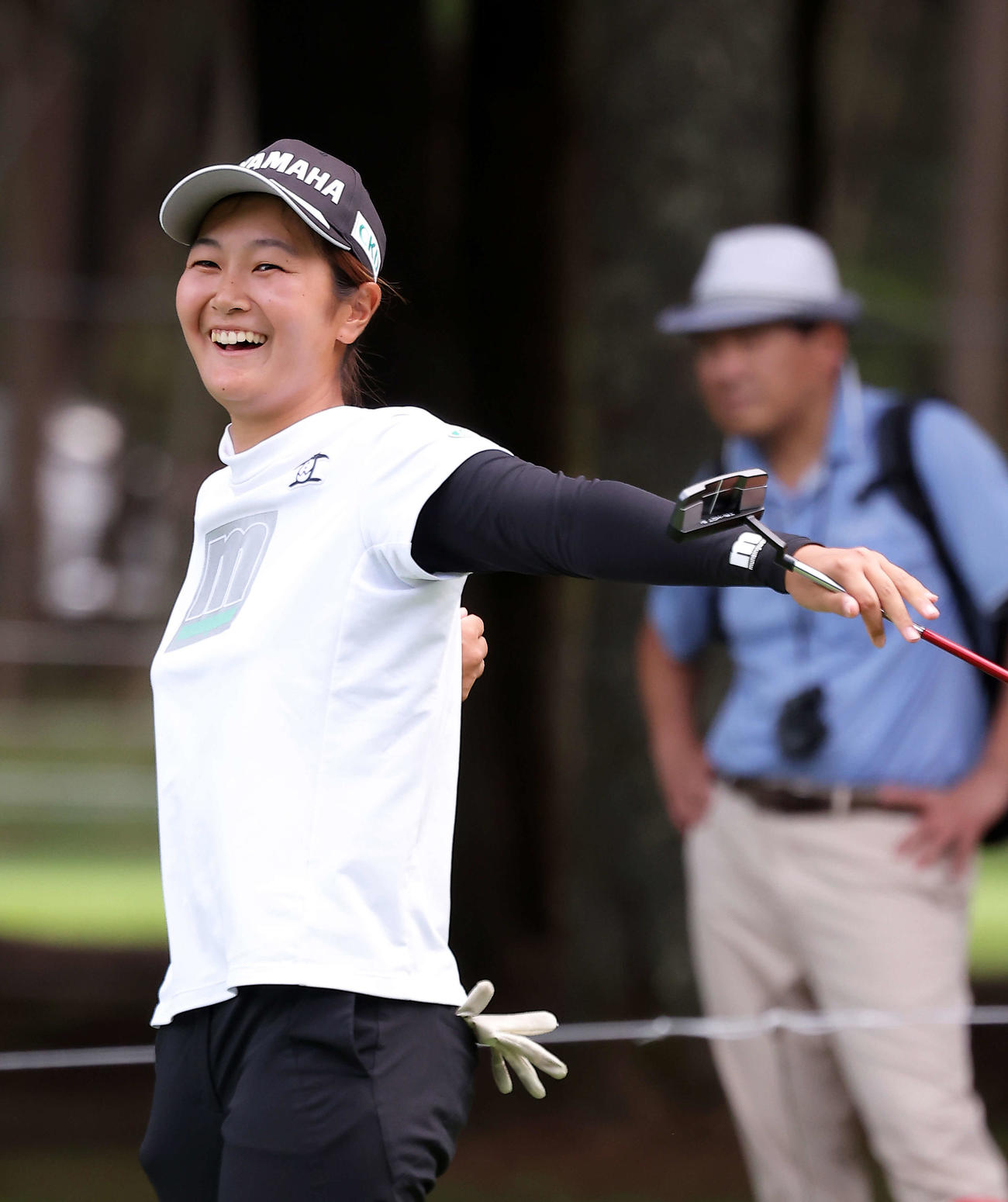 9番、イーグルパットを沈め笑顔を見せる神谷（撮影・河田真司）
