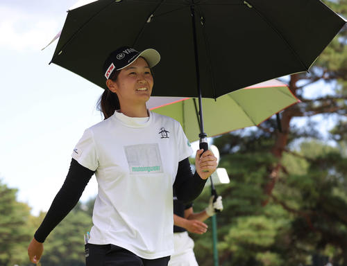 4番、笑顔で移動する神谷（撮影・河田真司）
