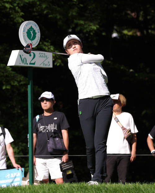 2番、ティーショットを放つ稲見（撮影・河田真司）